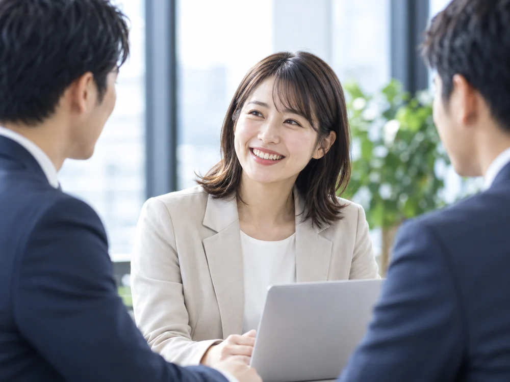 オフィスで話し合う社員たち