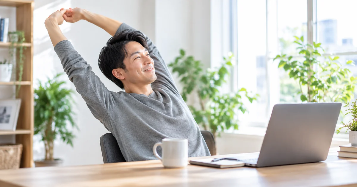 仕事の合間に自宅でストレッチをする男性